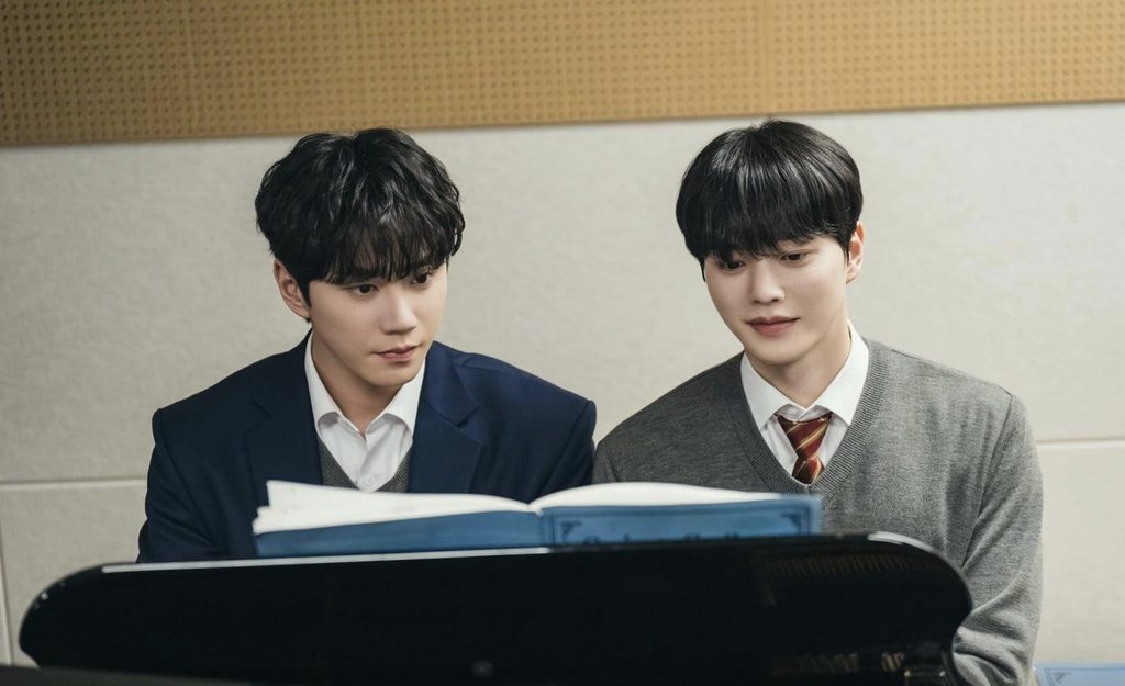 예술고 교복 차림으로 악보를 보며 피아노에 함께 앉아 있는 장면