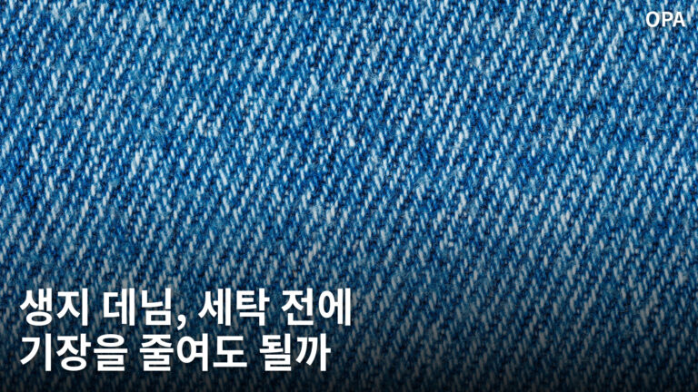 파란색과 흰색 실이 교차하는 데님 원단의 실제 확대 사진