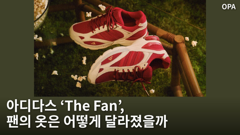 팝콘 옆에 놓인 빨간색과 흰색 아디다스 스니커즈 한 쌍
